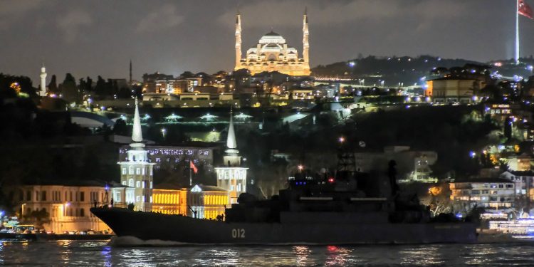 Rus savaş gemileri Boğaz’dan peş peşe geçti