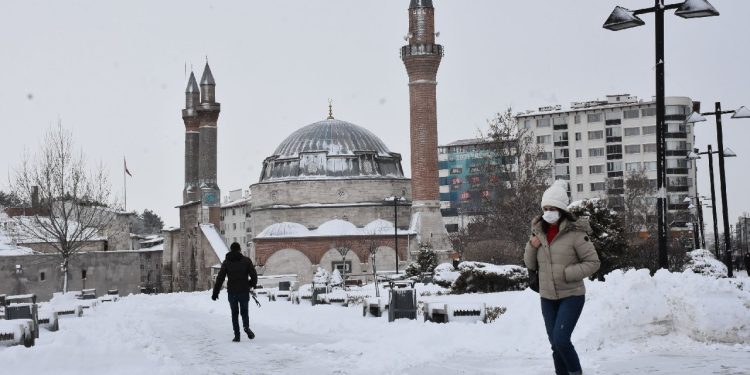 Sivas’ta kar yağışı; 731 yerleşim yeri yolu kapalı, okullar tatil