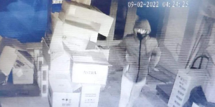 Taşla camını kırıp kargo şubesini soydu