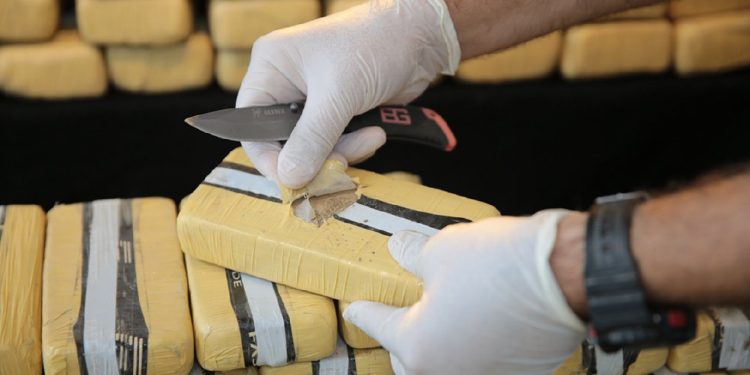 Yol kenarında 1 kilogram eroin bulundu