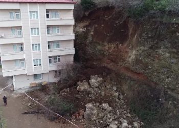 5 katlı binaya heyelanla kaya parçaları düştü