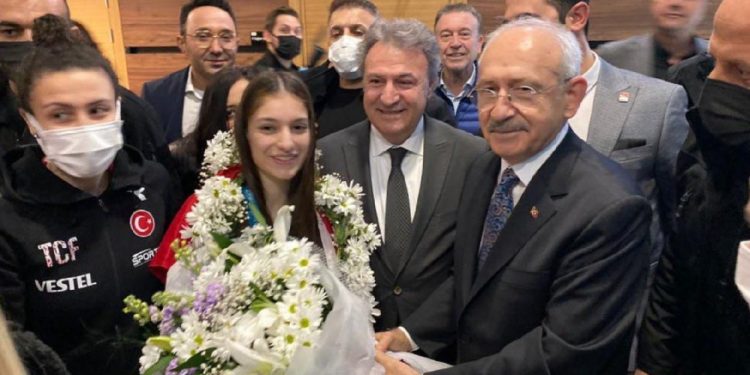 Altın madalyalı Sıla’ya coşkulu ve sürpriz karşılama