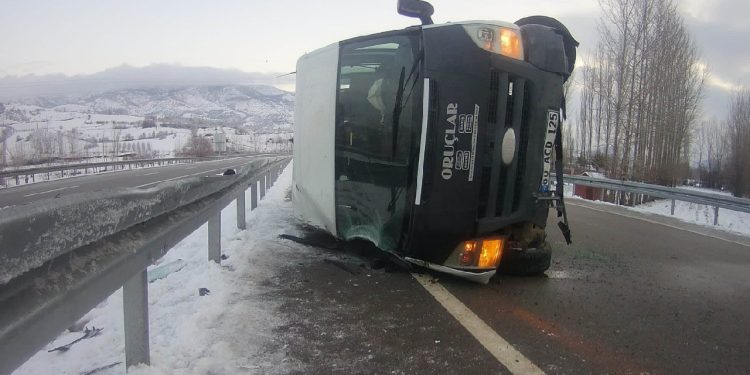 Askeri personel servisi devrildi: 1 şehit, 3 yaralı
