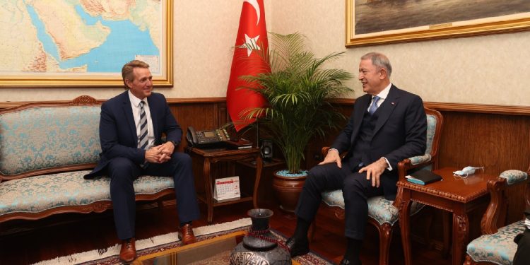 Bakan Akar, ABD’nin Ankara Büyükelçisi Flake ile bir araya geldi