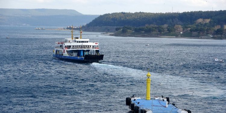 Bozcaada ve Gökçeada feribot seferlerine fırtına iptali