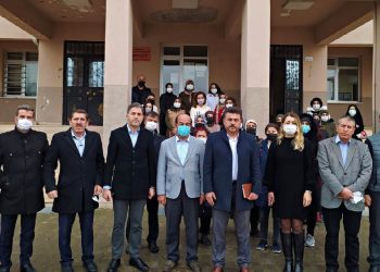 Bursa’da okul basan aile, öğretmeni darbetti