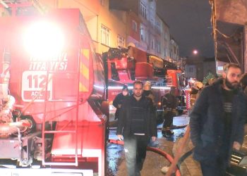 Çatı katında çıkan yangında 3 bina hasar gördü