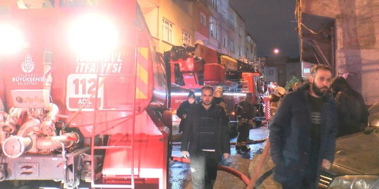Çatı katında çıkan yangında 3 bina hasar gördü
