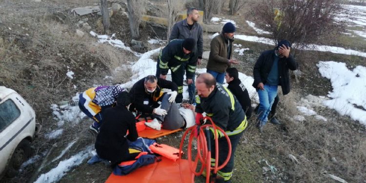 Direksiyon hakimiyetini kaybetti: Otomobille sulama kanalına uçtu