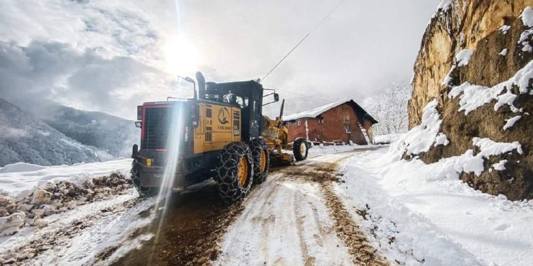 Doğu Karadeniz’de 1100 köy ve mahallede ulaşım durdu
