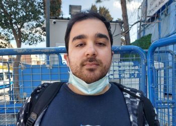 Doktora yumruk atıp, bıçak çekti