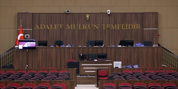 Duruşmada ceza alınca, eski sevgilisinin iç çamaşırlarını yüzüne fırlattı