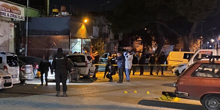 Eğlence mekanı önünde silahlı kavga: 3 yaralı