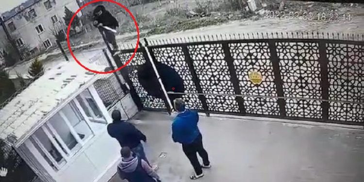 Elinde palayla siteye girdi: Yağmur tahliye borusuna tutunarak indi