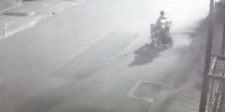 Engellinin akülü sandalyesini çaldı; binerek kaçtı