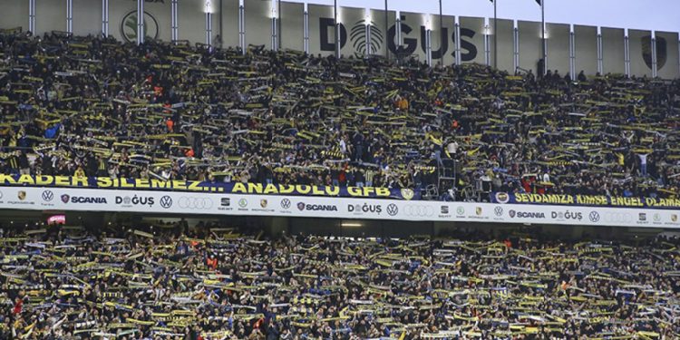 Fenerbahçe taraftarı isyan etti: TFF’ye ve hükümete protesto