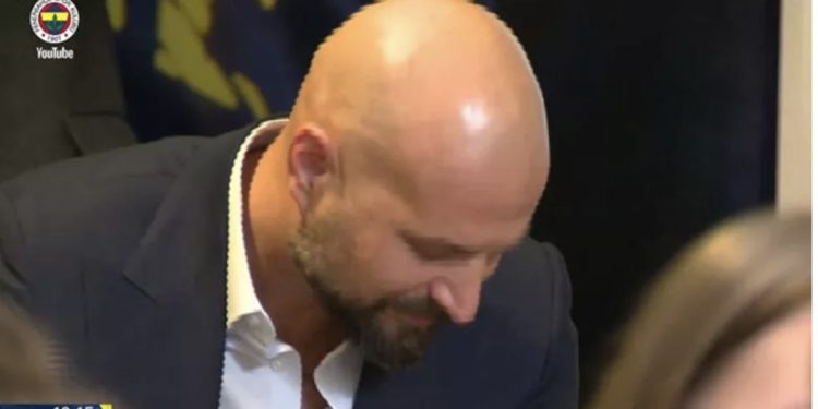 Fenerbahçe’nin imza töreninde gözyaşlarını tutamadı!