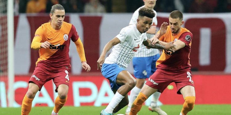 Galatasaray’da Aanholt yıldızlaştı, son sözü Gomis söyledi