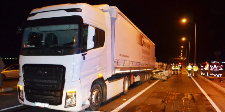 Hafif ticari araç kırmızı ışıkta bekleyen TIR’a çarptı: 1 ölü, 1 yaralı