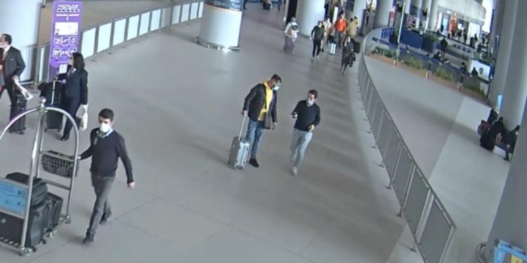Havalimanı’nda yeleğinden 37 cep telefonu çıktı