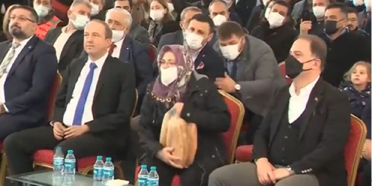 İmamoğlu ayakta kalan vatandaşı kendi koltuğuna davet etti