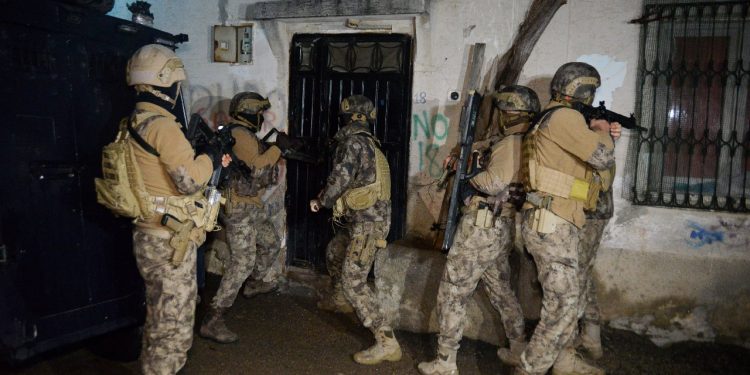 IŞİD operasyonunda kapısı açılmayan eve ‘zırhlı araç’ ile müdahale