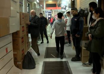 Izgaradan düşen genci koliler kurtardı: İşte kamera anı