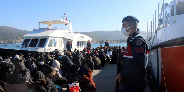İzmir’de 226 kaçak göçmen ile 10 organizatör yakalandı