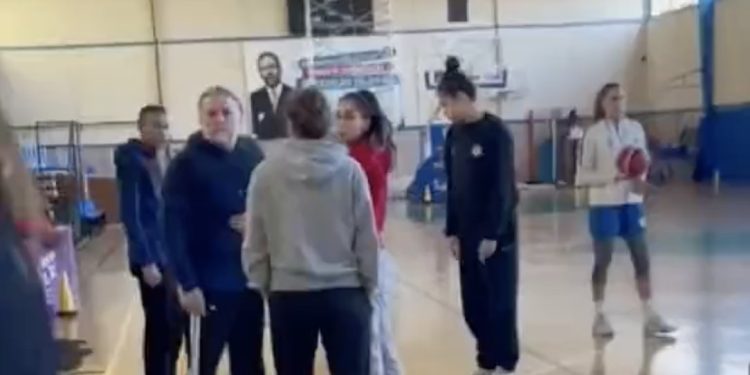 Kadın basketbolcuya soyunma odasında saldırı