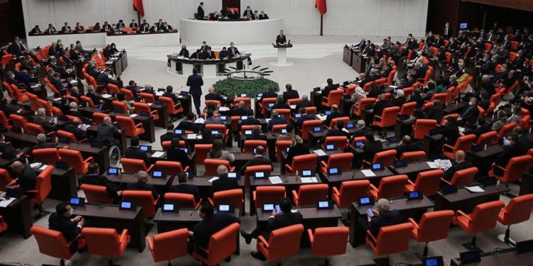 Kadına yönelik şiddetin önlenmesine dair kanun teklifi Meclis’te