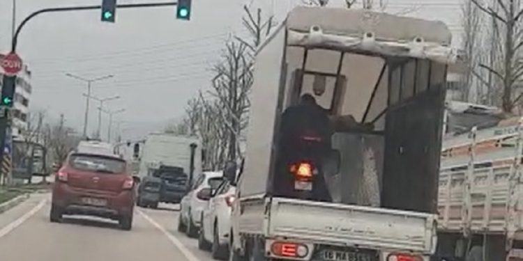 Kamyonetin kasasında motosikletle yolculuk