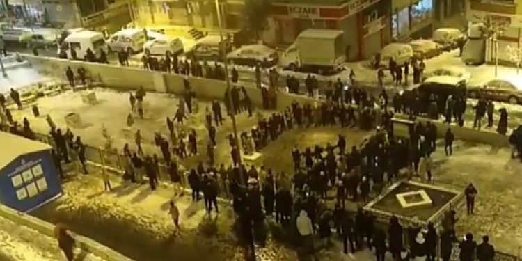Karın keyfini halay çekerek çıkardılar