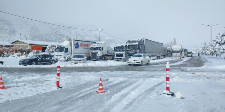 Konya’da kar esareti: Yolcular terminalde uyudu