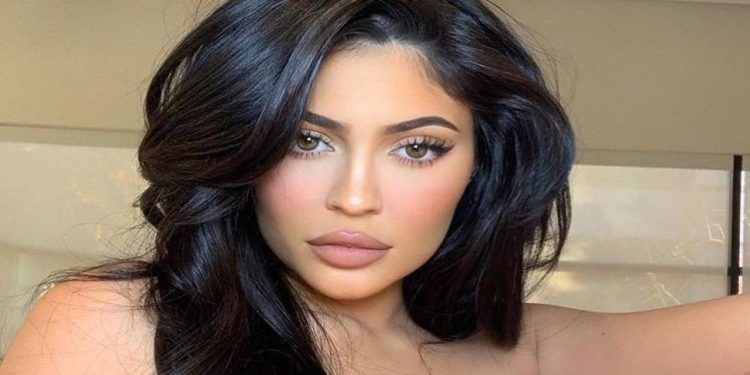 Kylie Jenner yeni doğan bebeğinin adını açıkladı