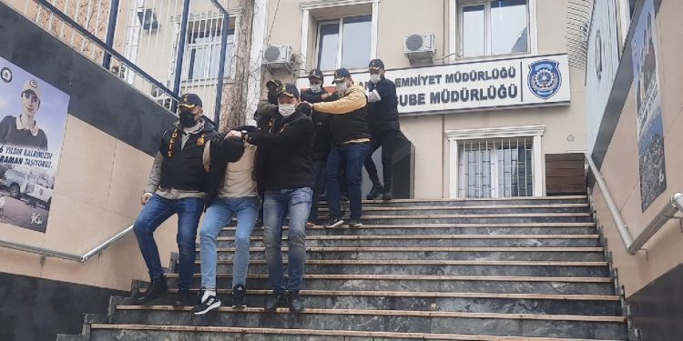 Mağazadakileri bağlayıp binlerce dolar çaldılar