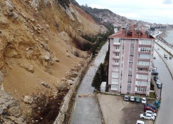 Mahallelinin ‘heyelan’ kabusu: Evlerin üzerine kaya yağıyor