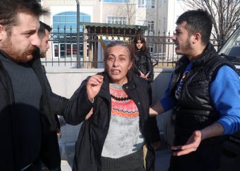 Mahkeme beraat ve tahliye verdi: Ölen gencin annesi fenalaştı