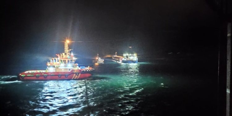 Mısır yüklü gemi karaya oturdu