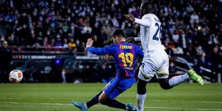 Napoli-Barcelona maçında pankart krizi: Rus hakem…