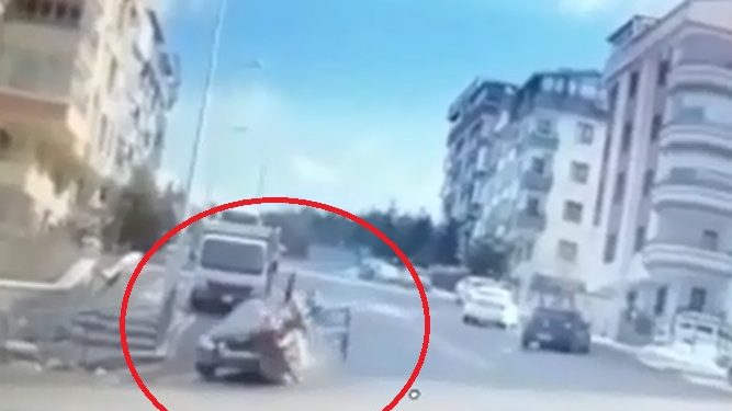 Otomobilin çarptığı motokurye hayatını kaybetti