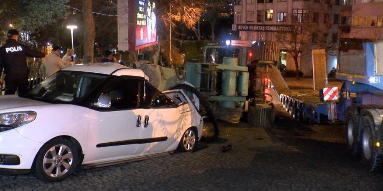 Park halindeki otomobillerin üzerine vinç devrildi