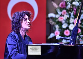 Piyanist Anjelika Akbar: Savaş artık son bulsun