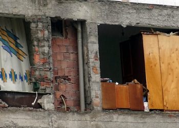 Sahibine ulaşılamadı, bir daire duvarsız kaldı