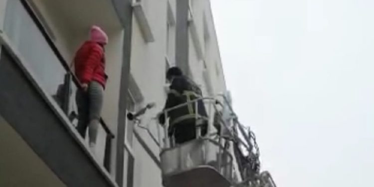 Sevgilisi eve kilitledi: Bahar’ı itfaiye kurtardı