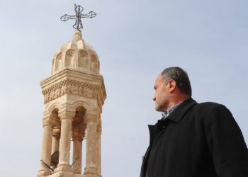 Tarihi kiliseden çan hırsızlığına kalkışan şüpheliler kamerada