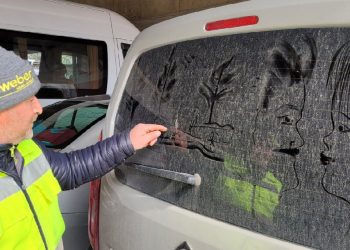 Temizlik görevlisi, tozlu araç camlarını tabloya dönüştürüyor