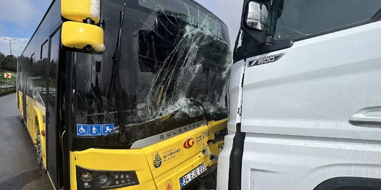 Ters yöne giren TIR, İETT otobüsüyle kafa kafaya çarpıştı