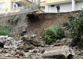 Trabzon’da heyelan: Sitenin istinat duvarı çöktü