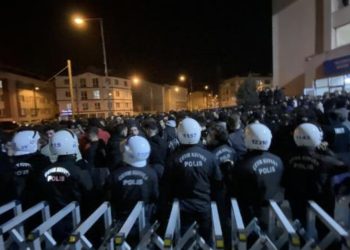 Tribün karıştı, Beşiktaş taraftarları salondan çıkarıldı
