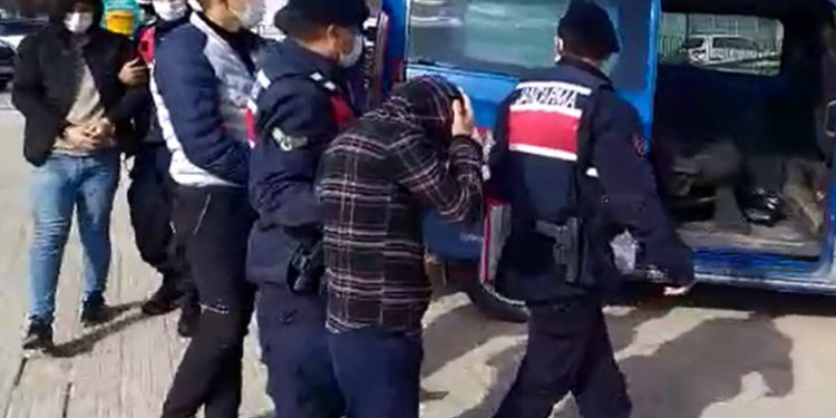 Yaşlı kadınları ‘yardım yapacağız’ diyerek dolandıran 3 şüpheli tutuklandı